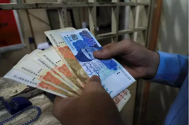 Pakistan's military helps stifle currency black market to stabilise rupee