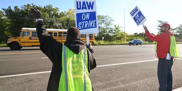 GM and Ford's stocks are higher as UAW strike kicks off. Their bonds tell a different story.