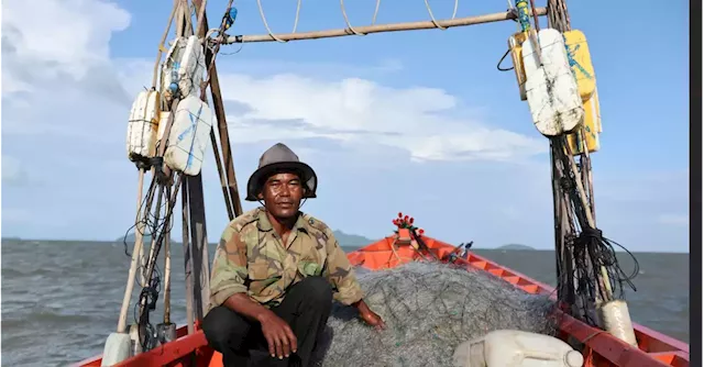 As the sea warms, struggling Cambodian fishermen seek to preserve crab stocks