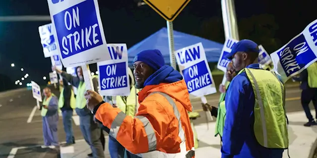 Ford, GM Stocks Fall as UAW Contract Negotiations Restart