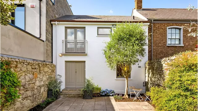 On Raglan Lane on an autumn day, a mews home came to market