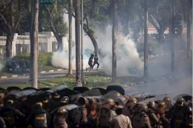 Indonesia protesters set fire to mayor office in mining company demo