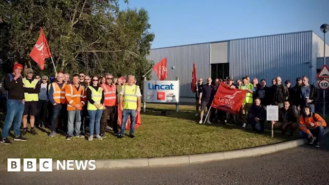 Lincoln catering company staff strike over pay