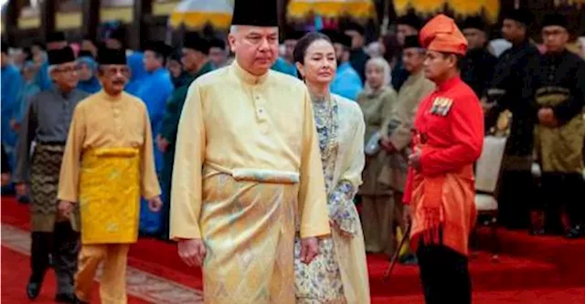 Sultan Nazrin receives RM9.7 million in business zakat contributions