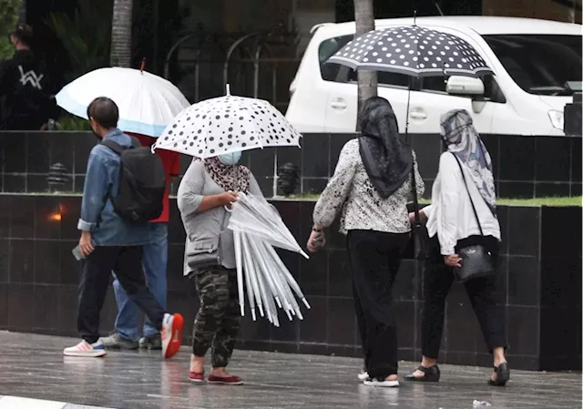 Johor traders struggle to stay afloat as rain dampens business