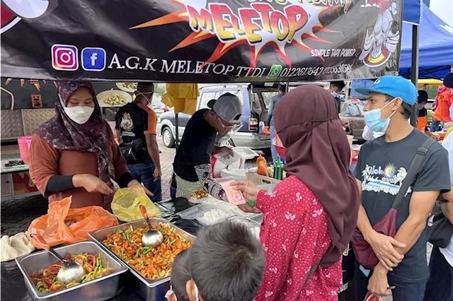 Johor Bahru Flea Market Suffers Due to Rainy Weather