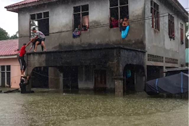 Despite floods, Kelantan grocery shop owner keeps business open