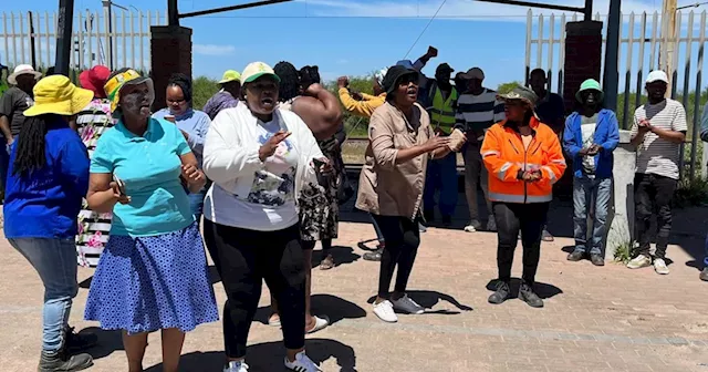 Angry workers accuse company allegedly contracted to PRASA in WC of mistreatment