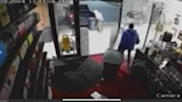 Video shows smash-and-grab crooks stealing thousands in designer perfume from NW Harris Co. business