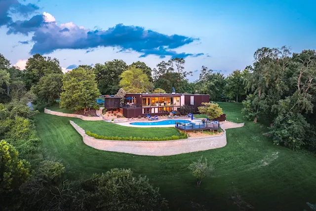 Frank Lloyd Wright-Influenced Illinois Home With St. Louis Arch Views Hits the Market After 50 Years