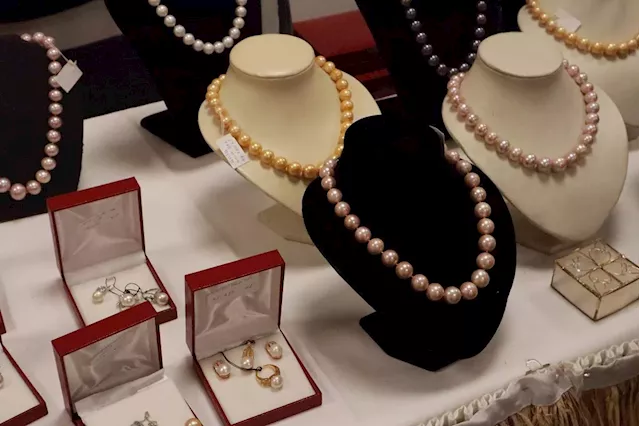 Philippine pearls sparkle at Prague’s international charity market