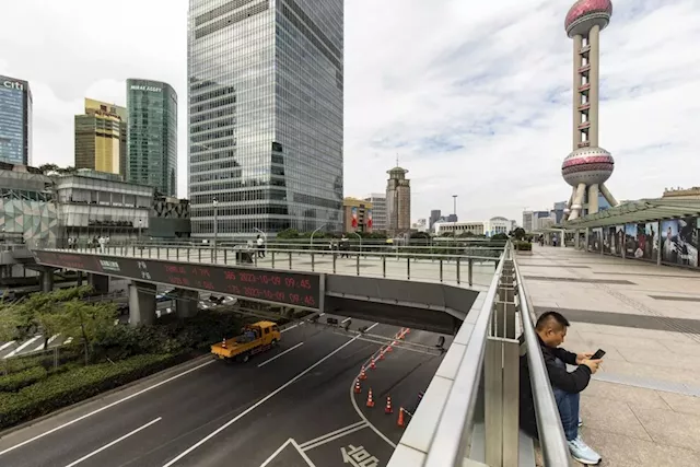 China Stocks Rebound Cools as Earnings Disappoint, Yuan Weakens