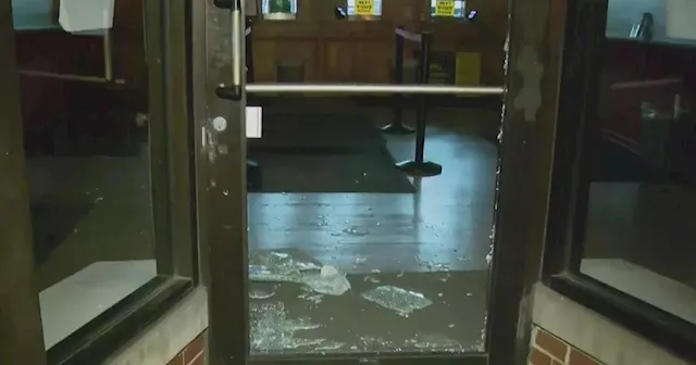 2 thieves break into business, steal ATM on Chicago's West Side, witness say