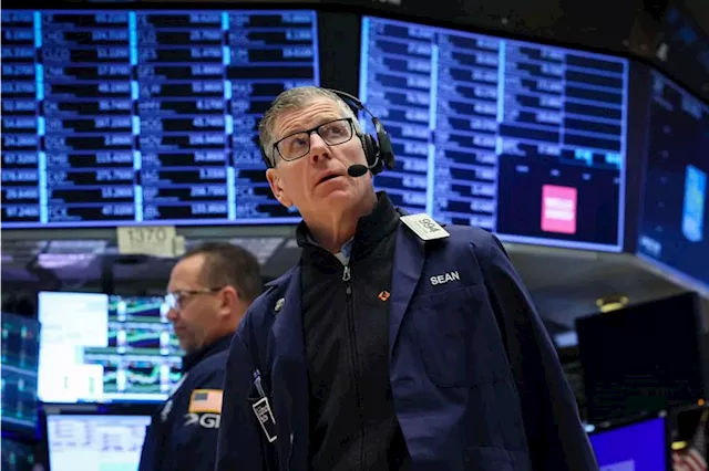 Stock Market Today: Dow slumps on inflation jitters, disappointing bank earnings