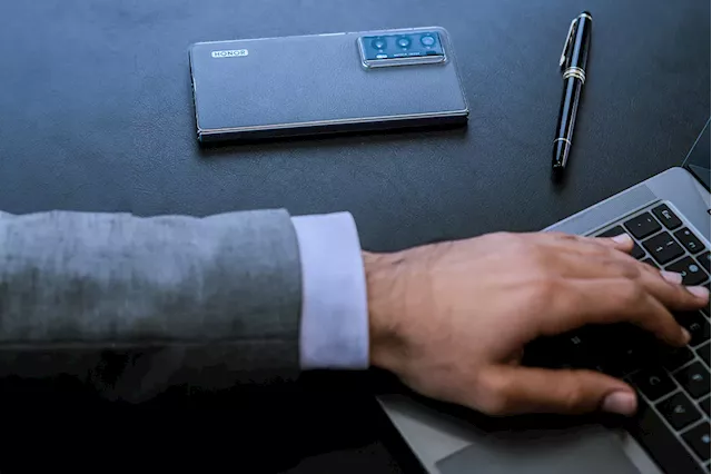 The Executive’s Essential: How HONOR Magic V2 Foldable Redefines Business Mobility