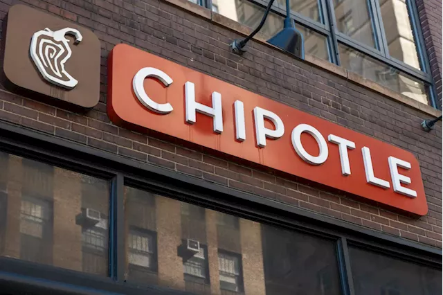 Chipotle blows by earnings estimates as resilient foot traffic, margin expansion boost Q1 results