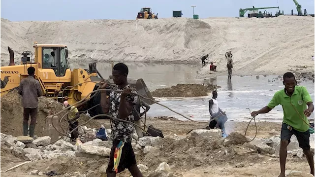 Lagos-Calabar Highway: Scrap metal dealers reap business boom at demolition site