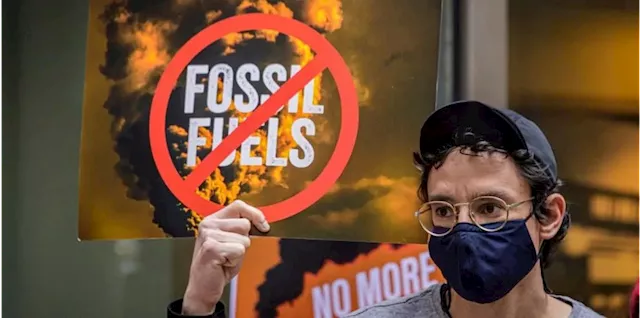 Sanders, Omar Unveil Bill to End 'Absurd Corporate Handouts' to Fossil Fuel Industry