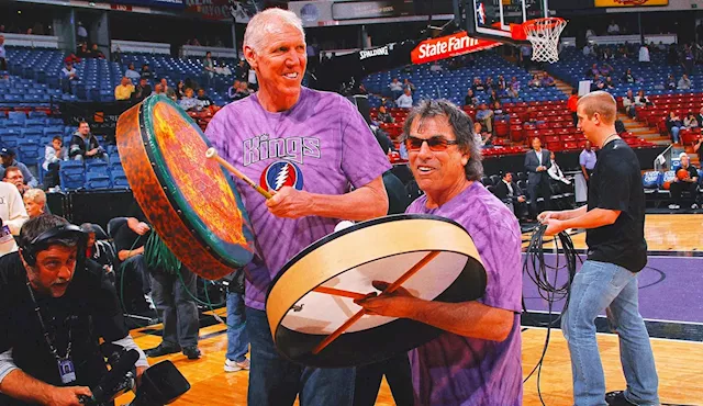 Bill Walton receives tribute from Dead & Company in first concert after his death