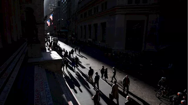 Hedge Funds Turn Cautious on Stocks Even as Wall Street Strategists Get Bullish