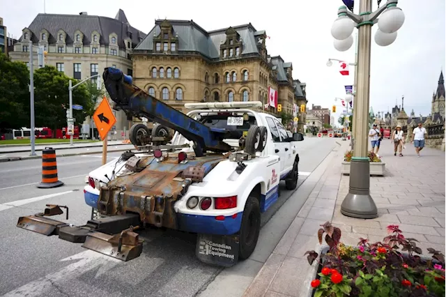 New tow truck requirements kick in, as province takes oversight of troubled industry