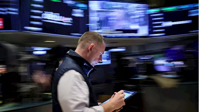 Stocks close slightly lower, S&P 500 notches weekly gain