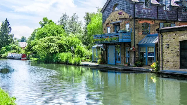 Pretty market town home to England’s ‘oldest castle’, vintage cinema and riverside pubs...