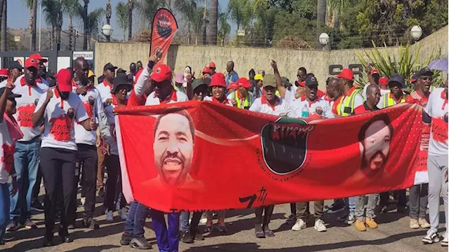 Hundreds of SABS workers down tools at Pretoria Headquarters - SABC News - Breaking news, special reports, world, business, sport coverage of all South African current events. Africa's news leader.