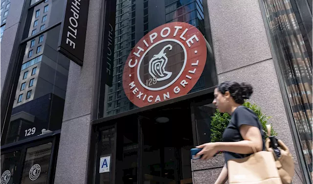 Chipotle tops earnings and revenue estimates as restaurant traffic rises again