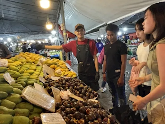 Annyeong! Kota Kinabalu’s night market traders show off language skills to impress tourists (VIDEO)