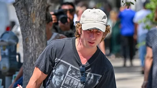 Jeremy Allen White enjoys farmers market outing with daughters in Los Angeles amid custody...