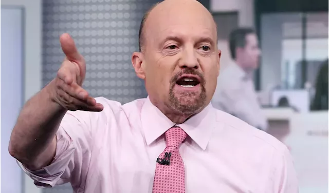 Jim Cramer breaks down the trends affecting tech and bank stocks right now