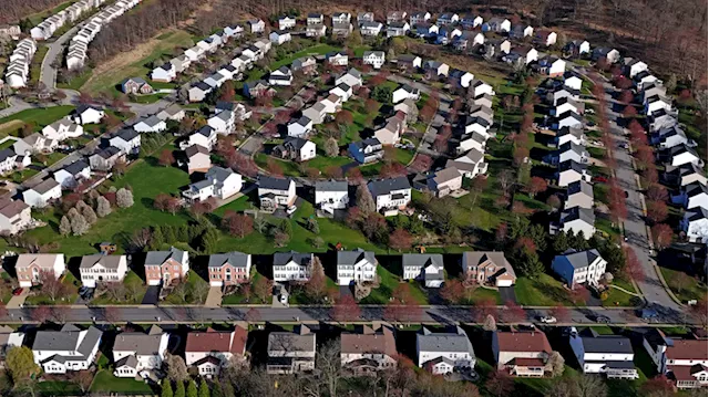 US home sales fell in August despite easing mortgage rates, more homes on market