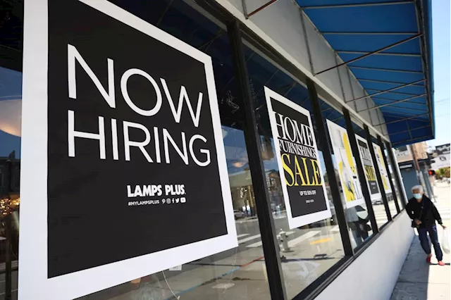 US Unemployment Claims Fall Unexpectedly, Labor Market Remains Stable